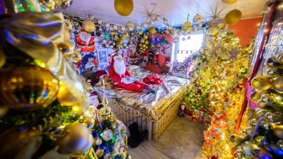 Casal bate recorde ao instalar 600 árvores de Natal em uma só casa