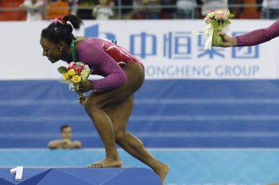 Atleta Ã© atacada por abelha ao receber medalha