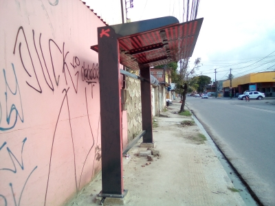 Parada de ônibus foi erguida (Antes e Depois)