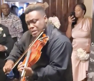 Violinista se anima um pouco demais em casamento