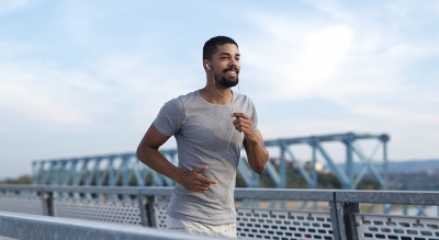 O tênis de corrida branco é um calçado que vem ganhando cada vez mais destaque, 